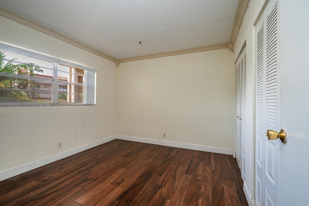 1010 Country Club Drive - Photo 3