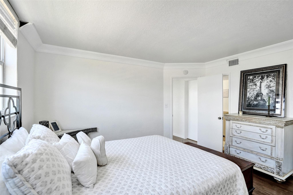 1051 Hillsboro Mile - Photo 16