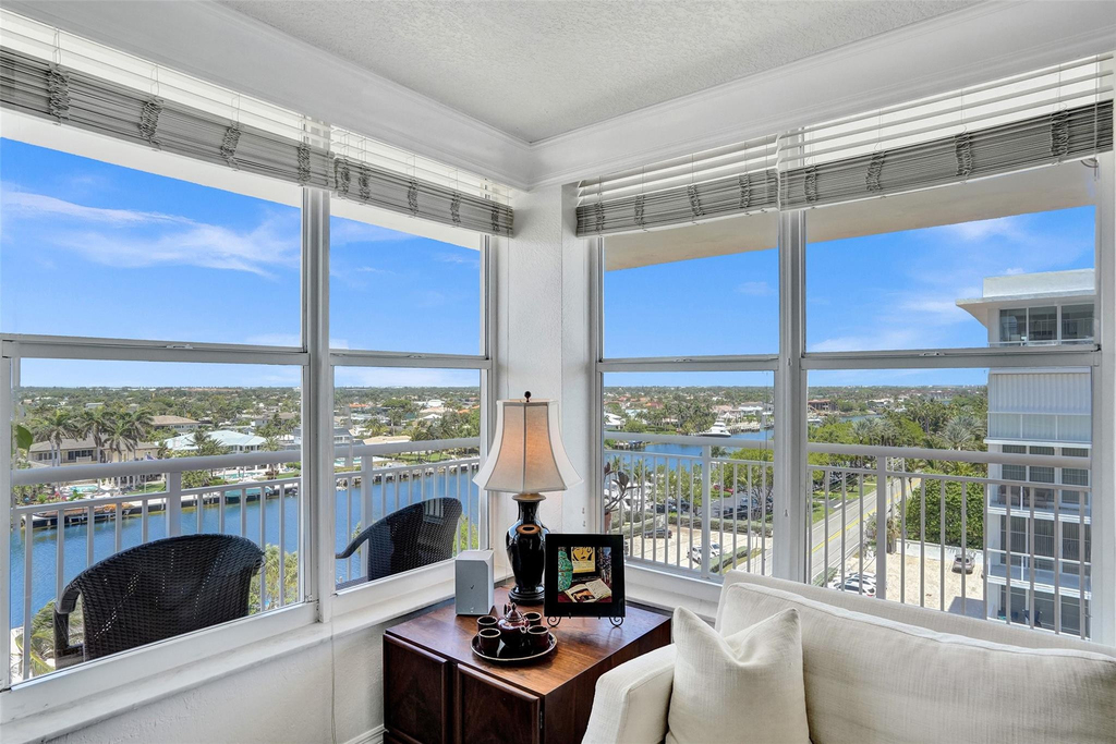 1051 Hillsboro Mile - Photo 2