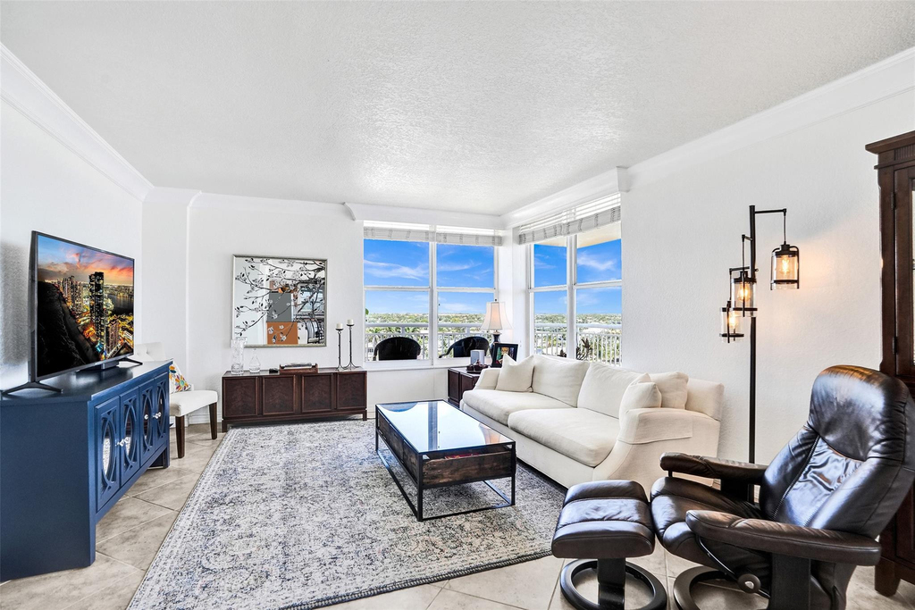 1051 Hillsboro Mile - Photo 5
