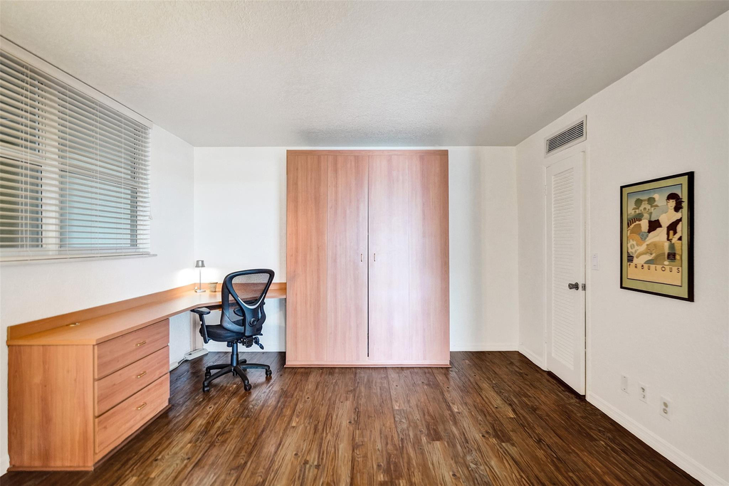 1051 Hillsboro Mile - Photo 20