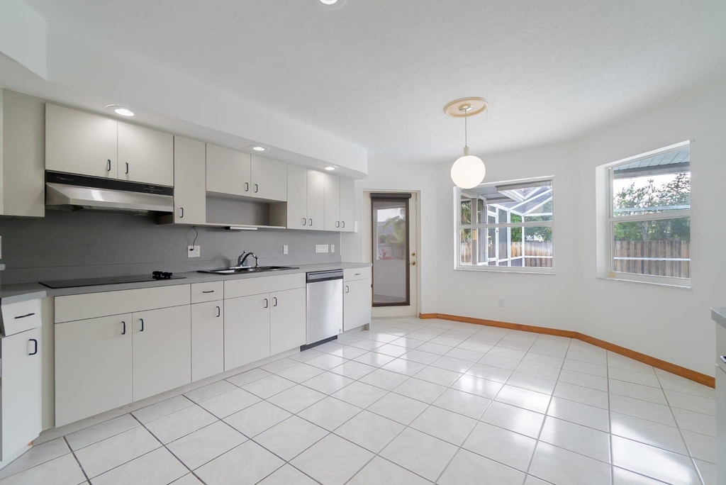 242 Se Duval Avenue Se - Photo 11