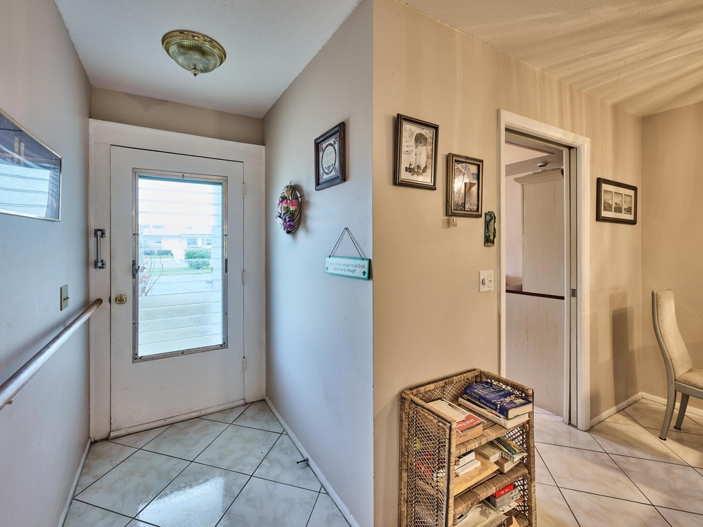 2804 Crosley Drive E - Photo 2