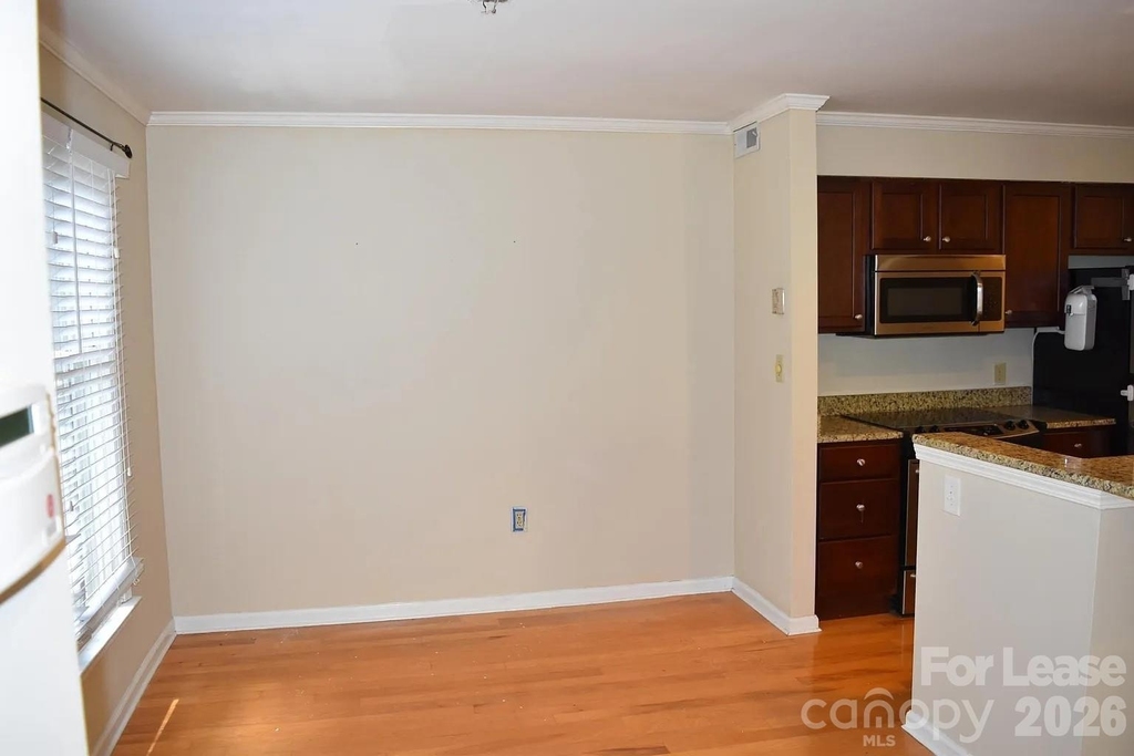 413 W 8th Street - Photo 2