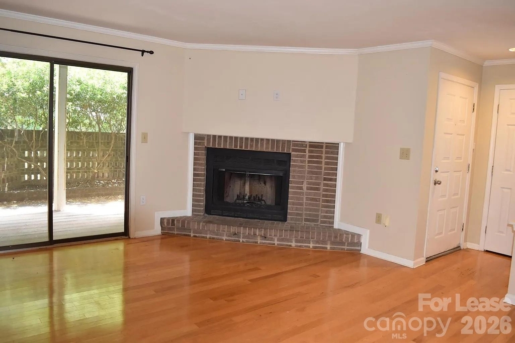 413 W 8th Street - Photo 3