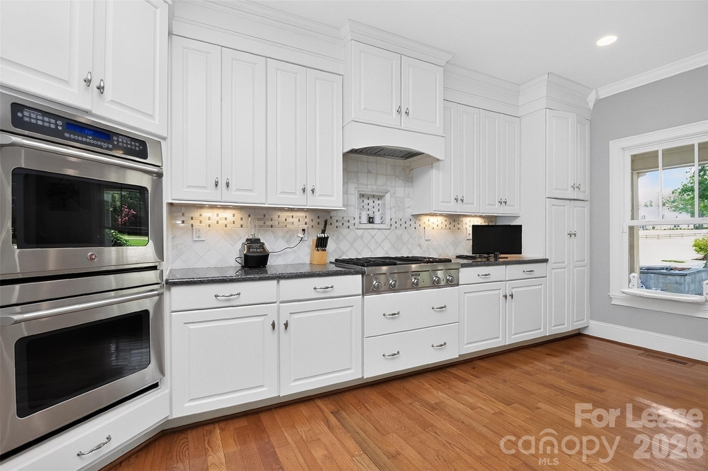 9704 Saddle Avenue - Photo 3