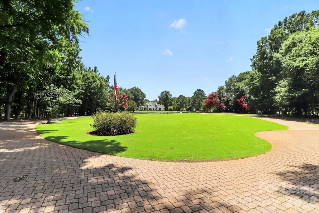9704 Saddle Avenue - Photo 33
