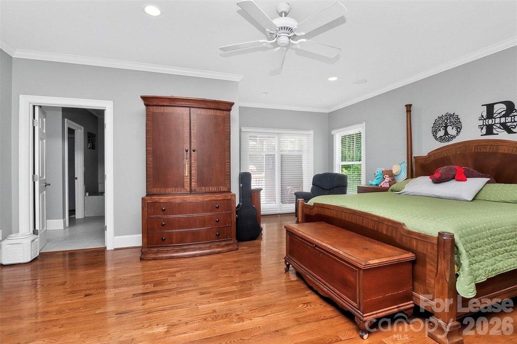 9704 Saddle Avenue - Photo 8