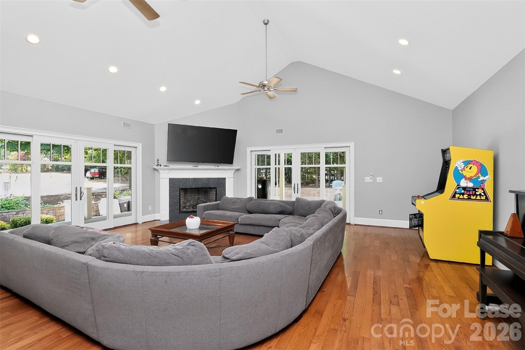 9704 Saddle Avenue - Photo 6