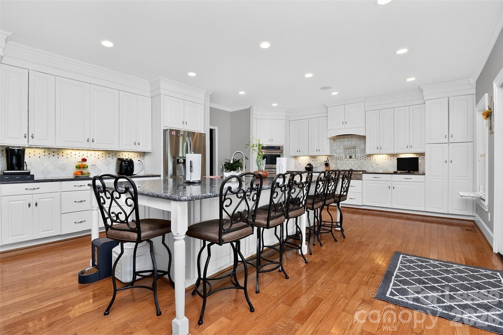 9704 Saddle Avenue - Photo 1