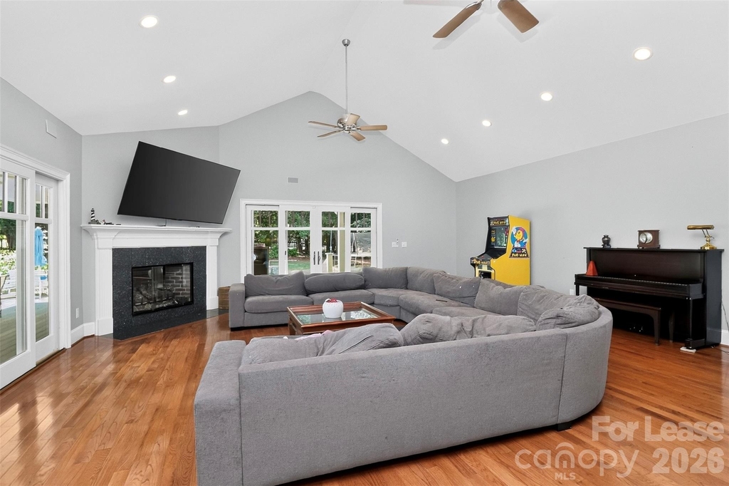 9704 Saddle Avenue - Photo 5