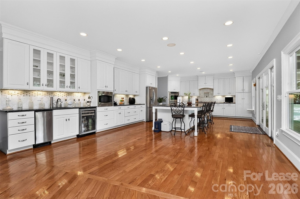 9704 Saddle Avenue - Photo 4
