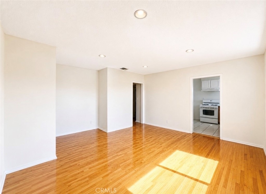 1372 W 36th Street - Photo 3