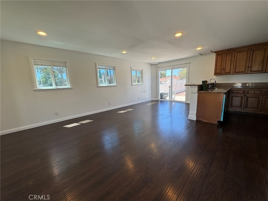1041 W Acacia - Photo 3