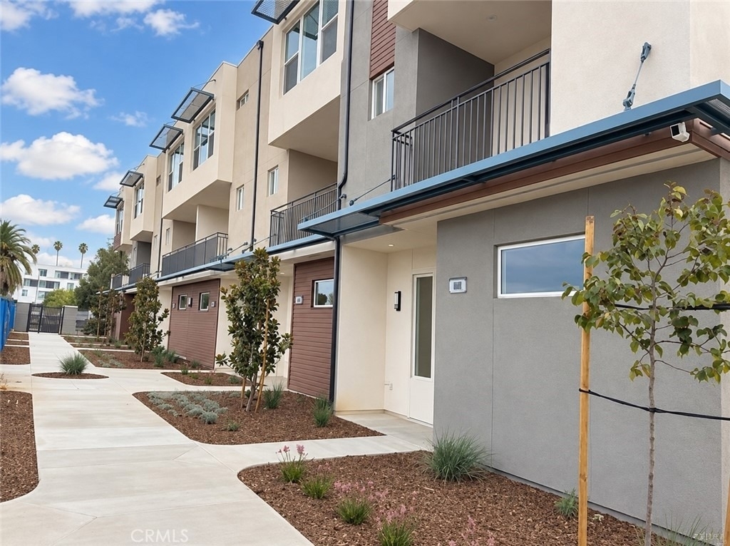652 E Fourth Street - Photo 1