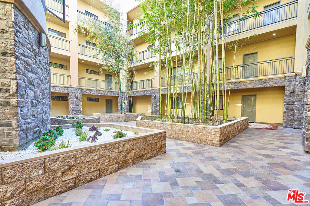345 S Gramercy Place - Photo 23