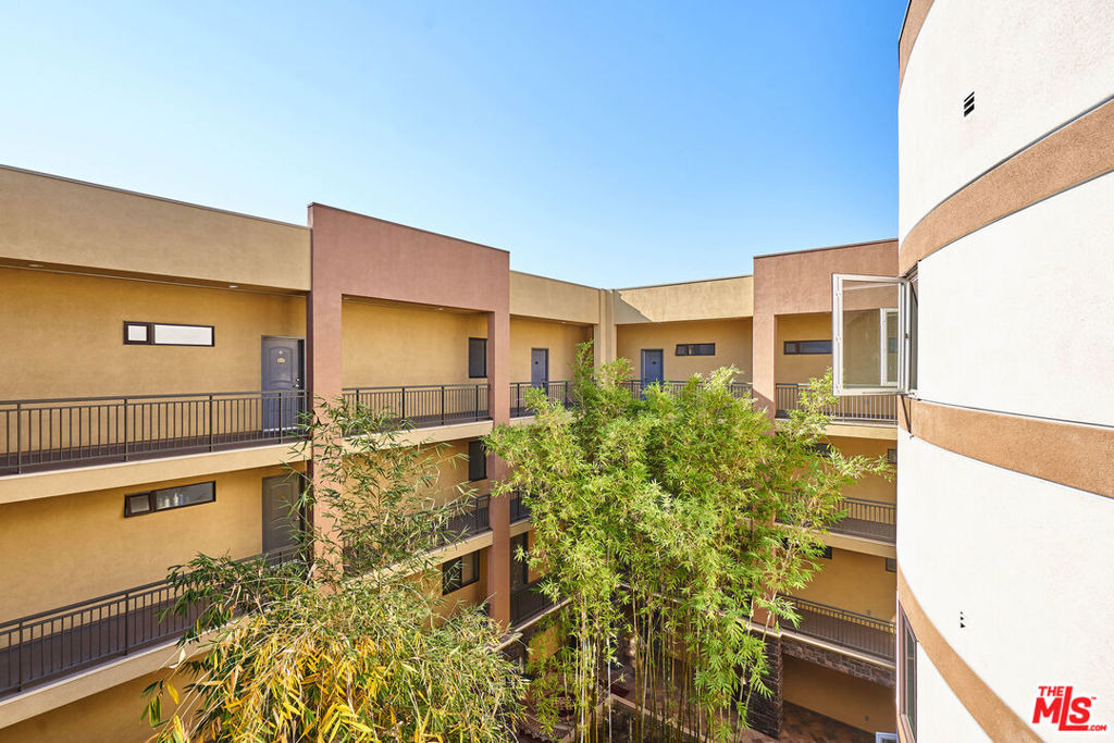 345 S Gramercy Place - Photo 9