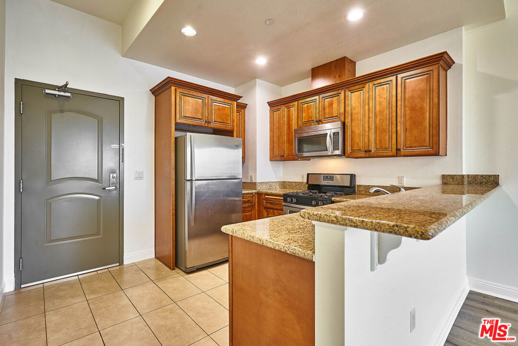 345 S Gramercy Place - Photo 2