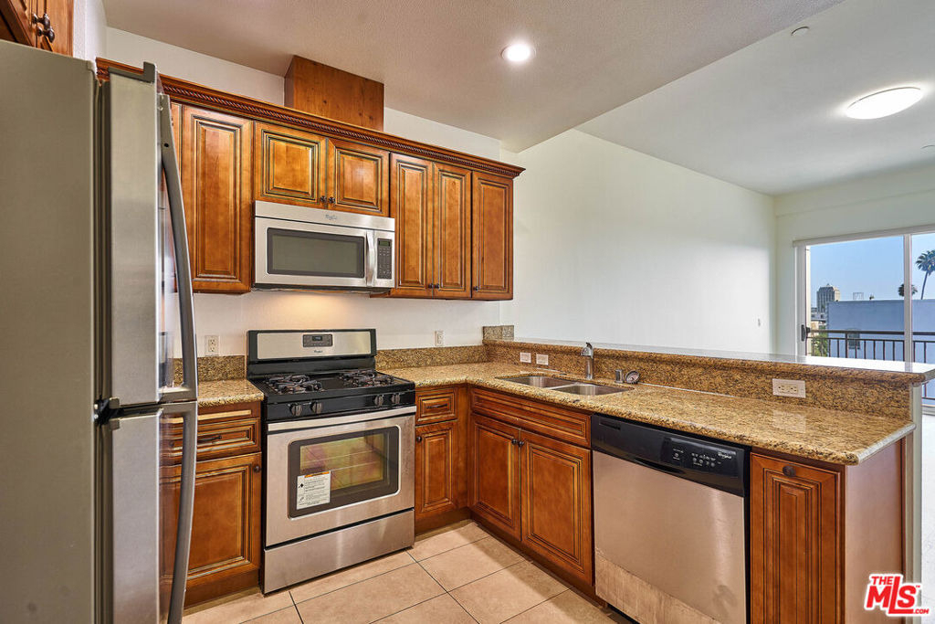 345 S Gramercy Place - Photo 3