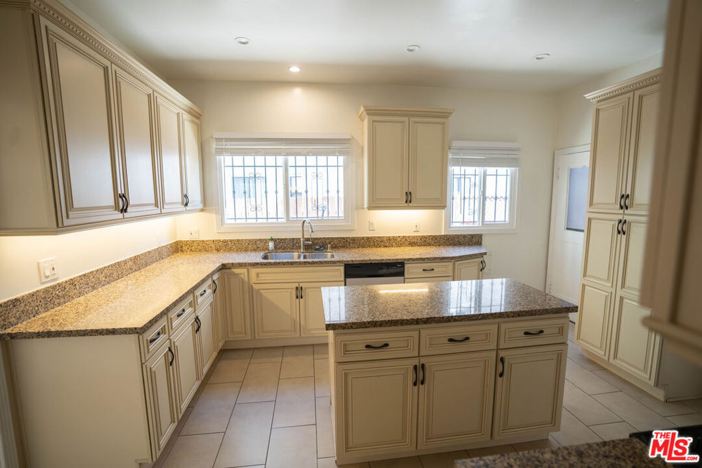 1210 S La Jolla Avenue - Photo 2