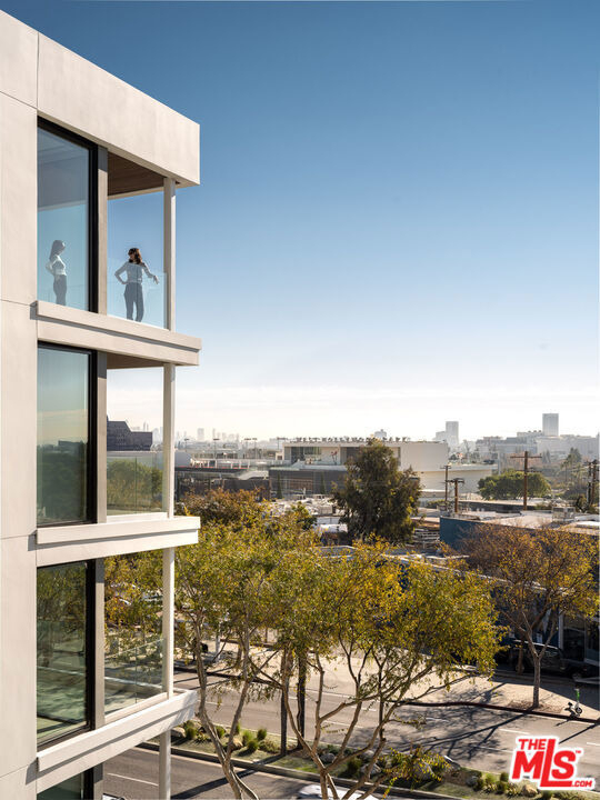 9001 Santa Monica Boulevard - Photo 4