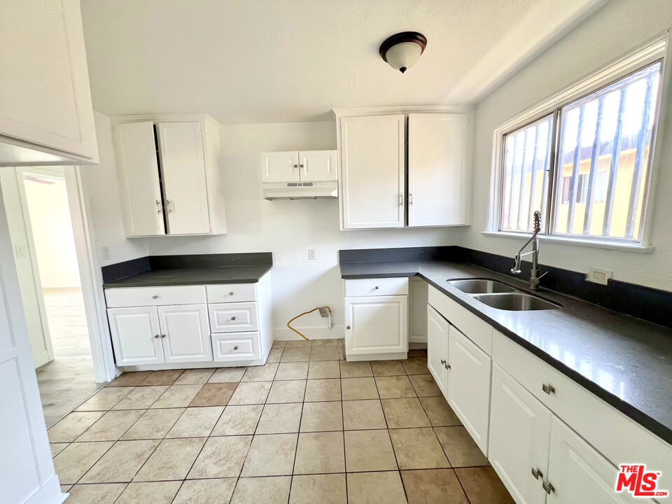 254 E Lanzit Avenue - Photo 4