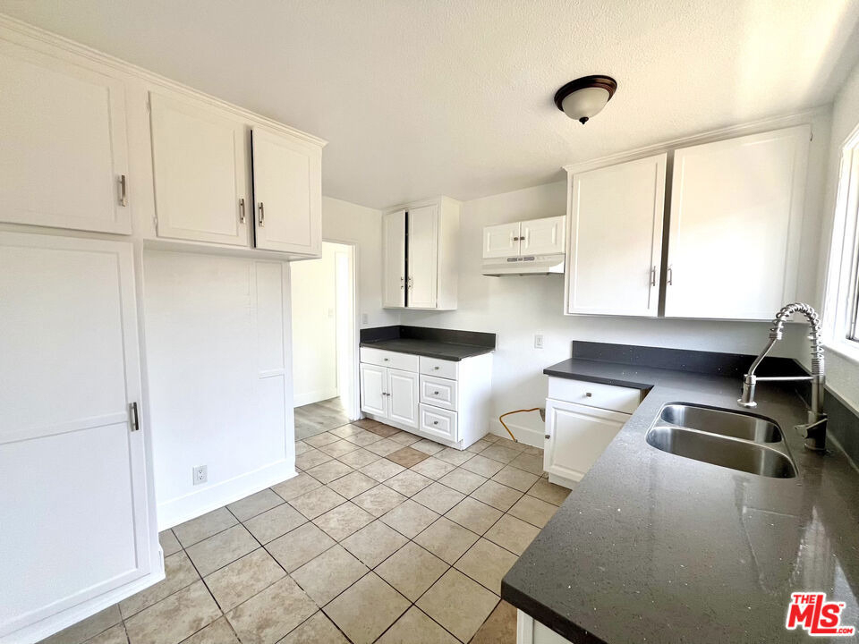 254 E Lanzit Avenue - Photo 5