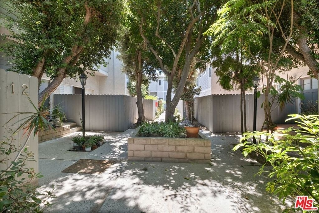 2112 Warfield Avenue - Photo 2
