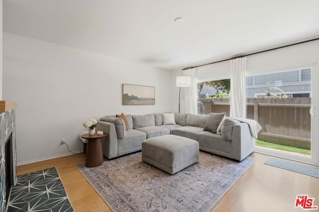2112 Warfield Avenue - Photo 5