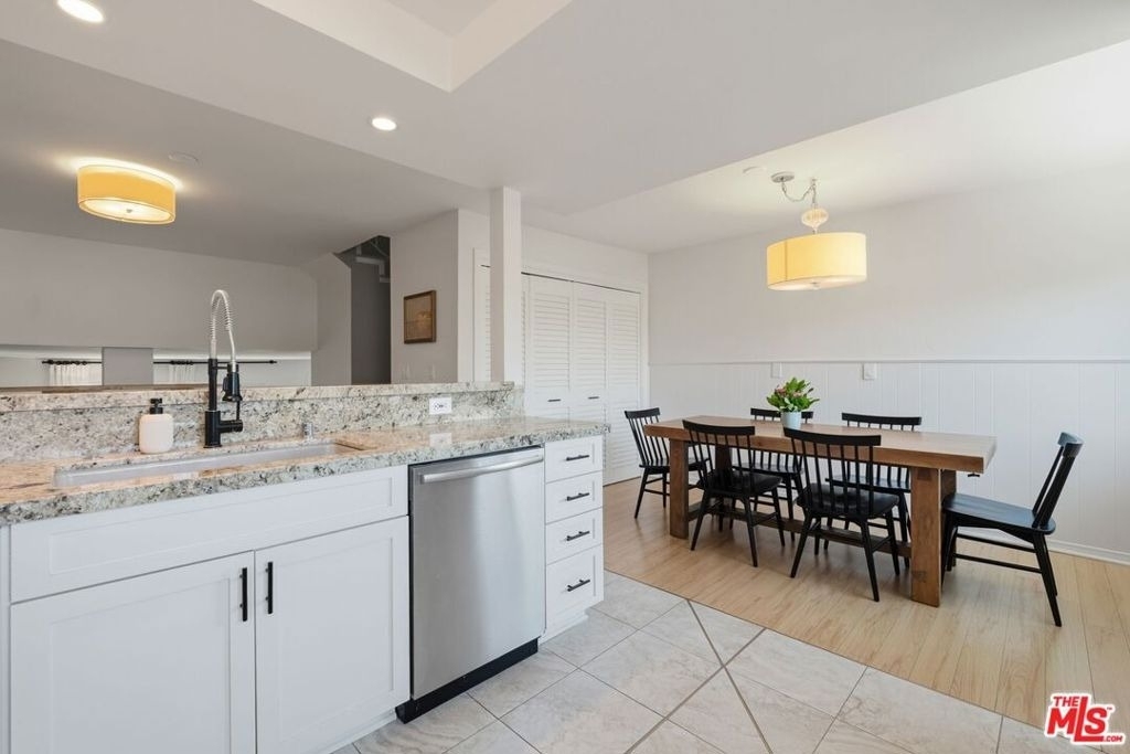 2112 Warfield Avenue - Photo 9