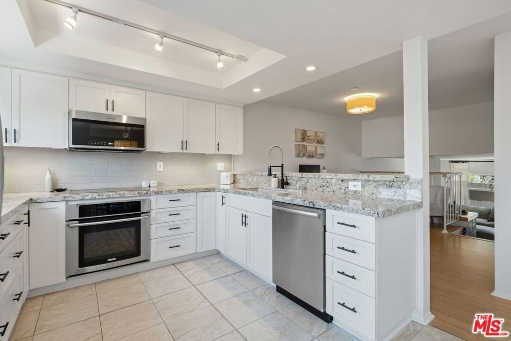 2112 Warfield Avenue - Photo 7