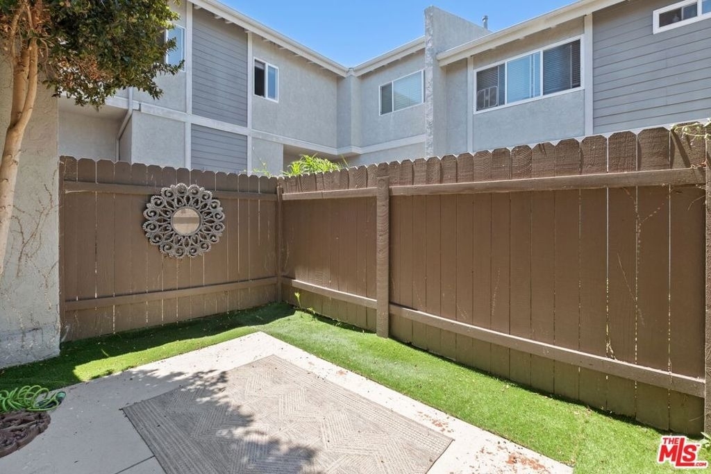 2112 Warfield Avenue - Photo 15
