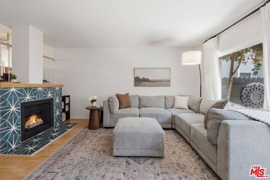2112 Warfield Avenue - Photo 4
