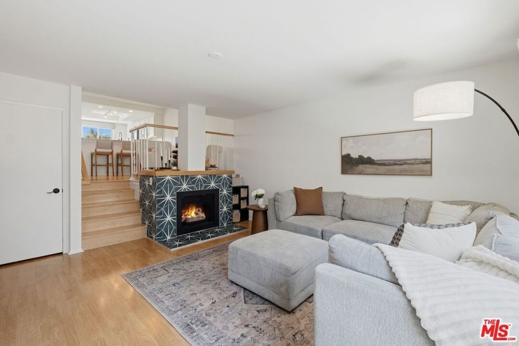 2112 Warfield Avenue - Photo 3