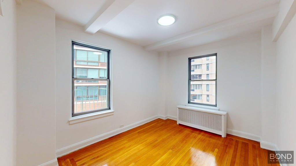301 East 38th Street - Photo 2