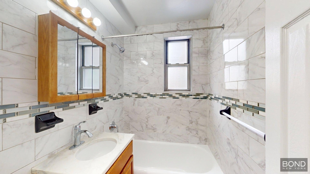 301 East 38th Street - Photo 3