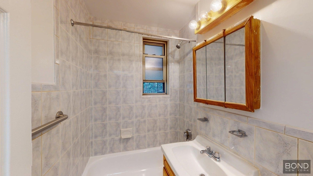 301 East 38th Street - Photo 3