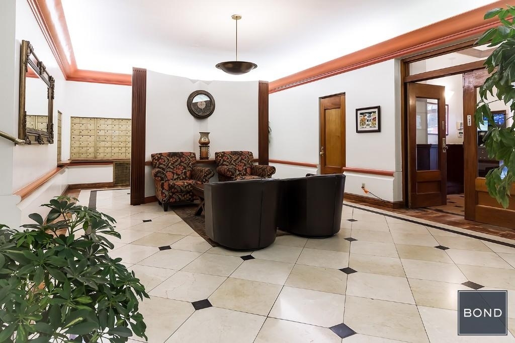 301 East 38th Street - Photo 4