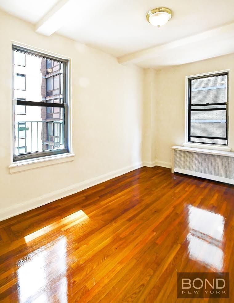 301 East 38th Street - Photo 2