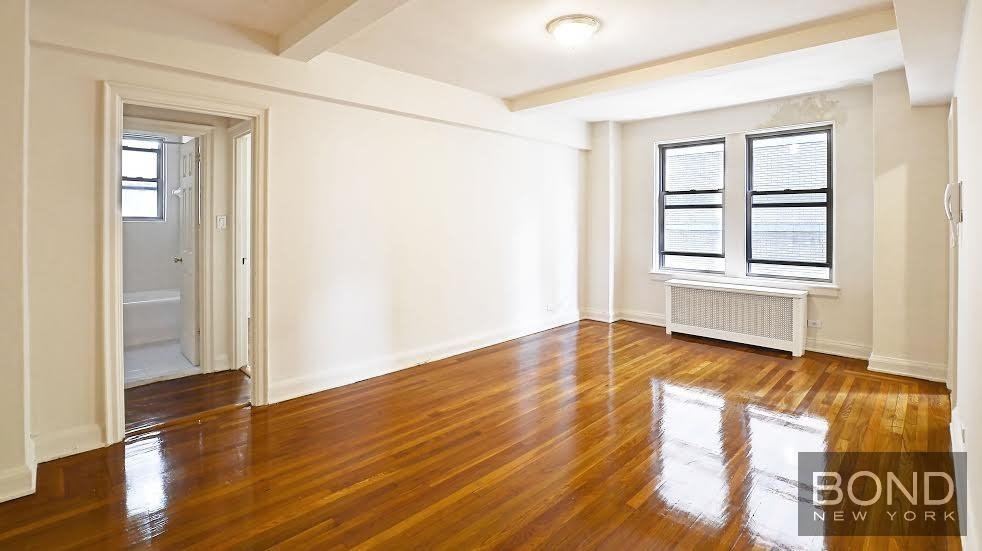 301 East 38th Street - Photo 3