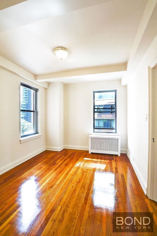 301 East 38th Street - Photo 4