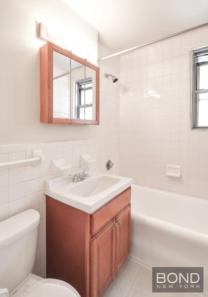 301 East 38th Street - Photo 5