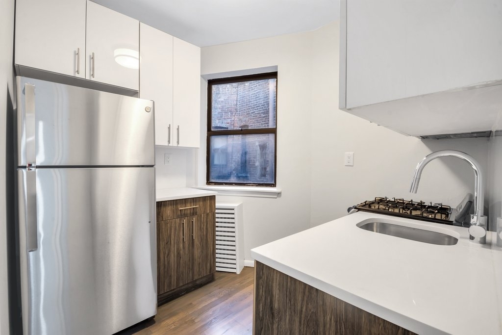 West 49th Street - Photo 1