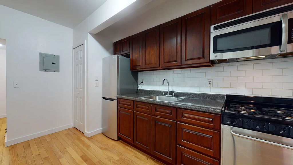 125 East 7th Street - Photo 4