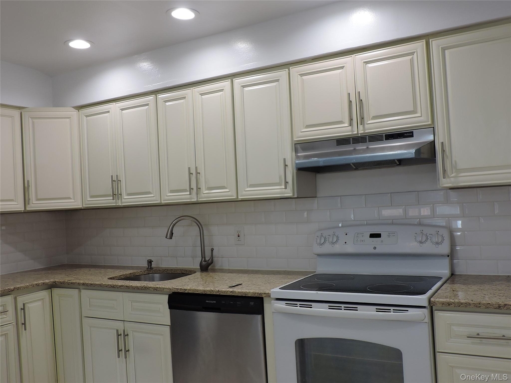 134-46 161st Street - Photo 5