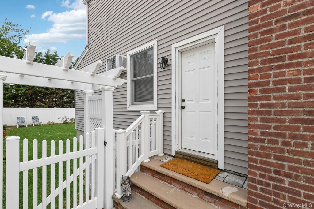 11 Deauville Parkway - Photo 0