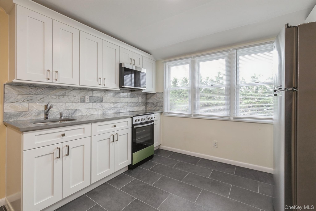 11 Deauville Parkway - Photo 8