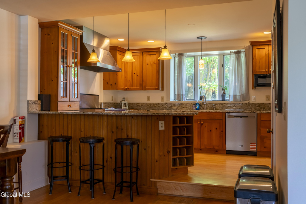 569 N Broadway - Photo 2