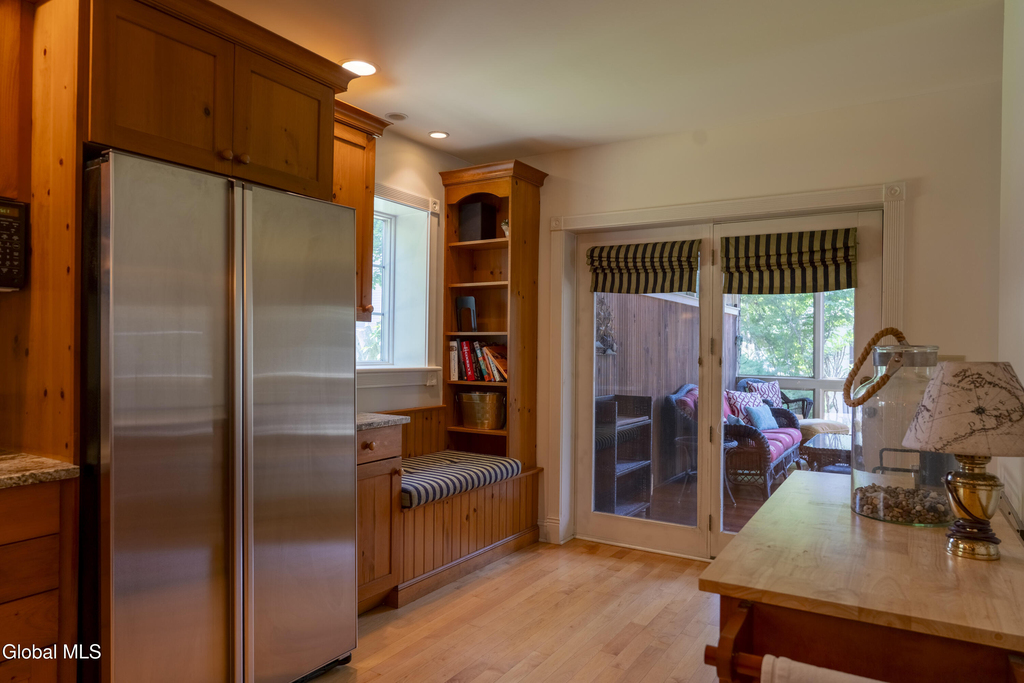 569 N Broadway - Photo 4