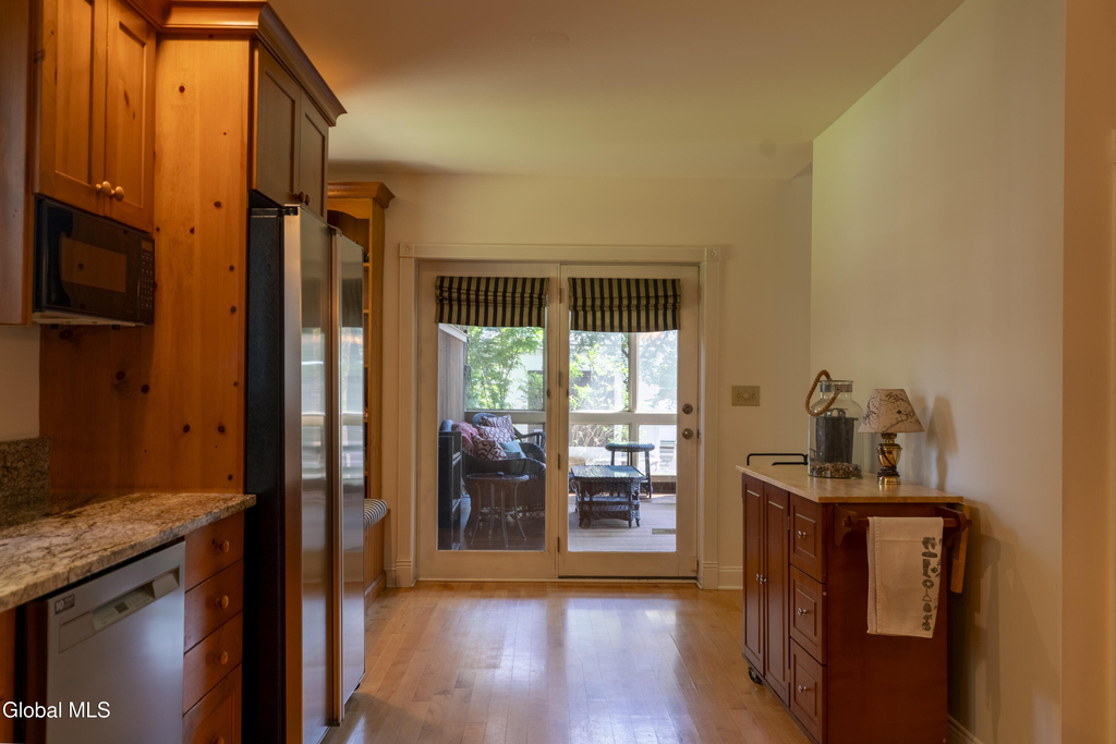 569 N Broadway - Photo 3